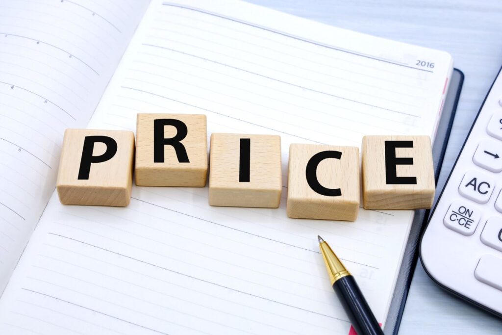 PRICEの文字ブロックと電卓（費用相場のイメージ）